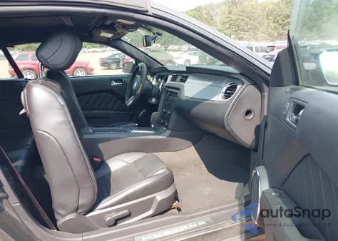 2014 Ford Mustang V6 Premium z USA, uszkodzony, nr VIN 1ZVBP8EM8E5324321